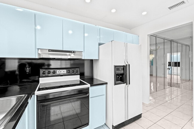 Building Photo - 581 Blue Heron Dr