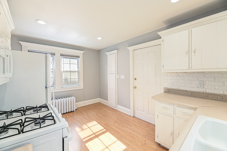 2nd Floor Kitchen01 - 1821 E Olive St