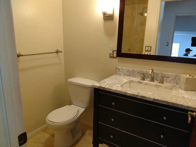 Building Photo - 820 Bank St