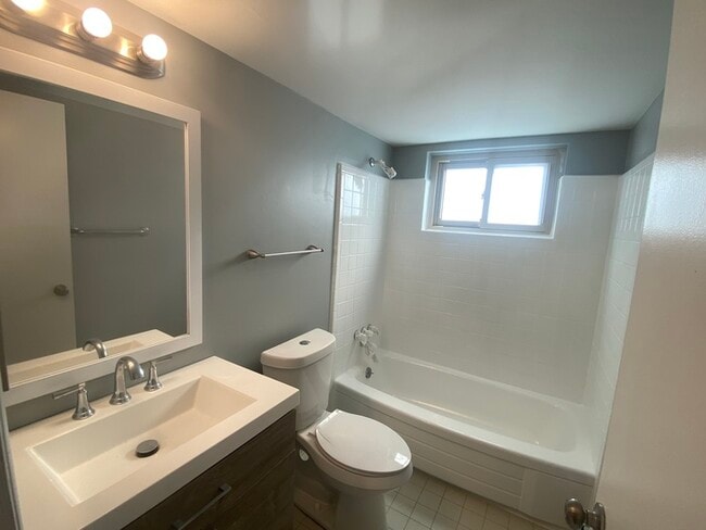 Building Photo - Walking distance to Downtown Birmingham!