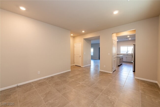 Building Photo - 480 Silverweed Ave