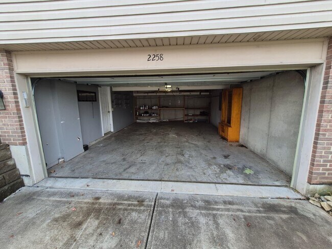 Building Photo - 2258 Antoinette Way