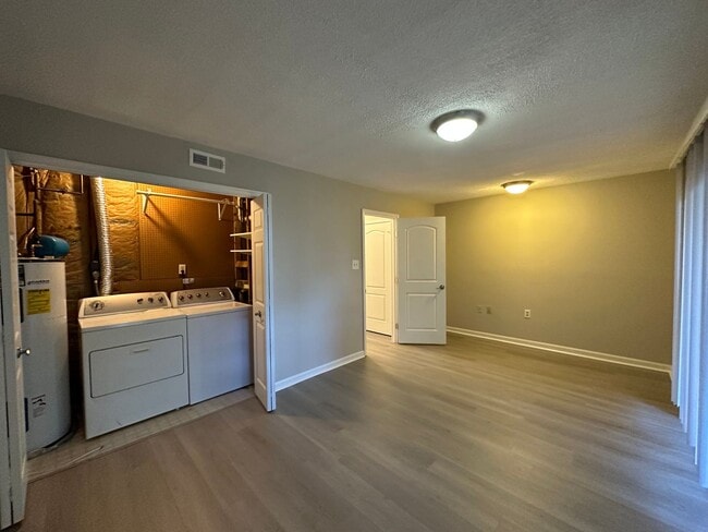 Building Photo - Charming 3 Bedroom/2.5 Bathroom Townhome with Attached Garage in Reisterstown, MD!