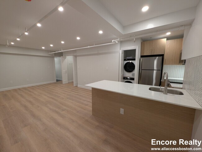 Building Photo - 20 Joy St