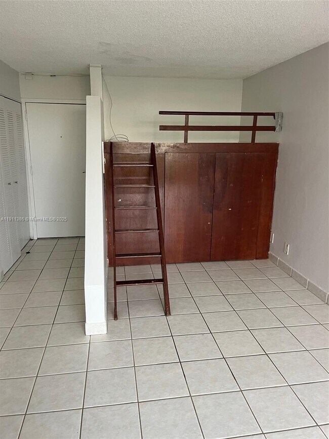 Building Photo - 17021 N Bay Rd