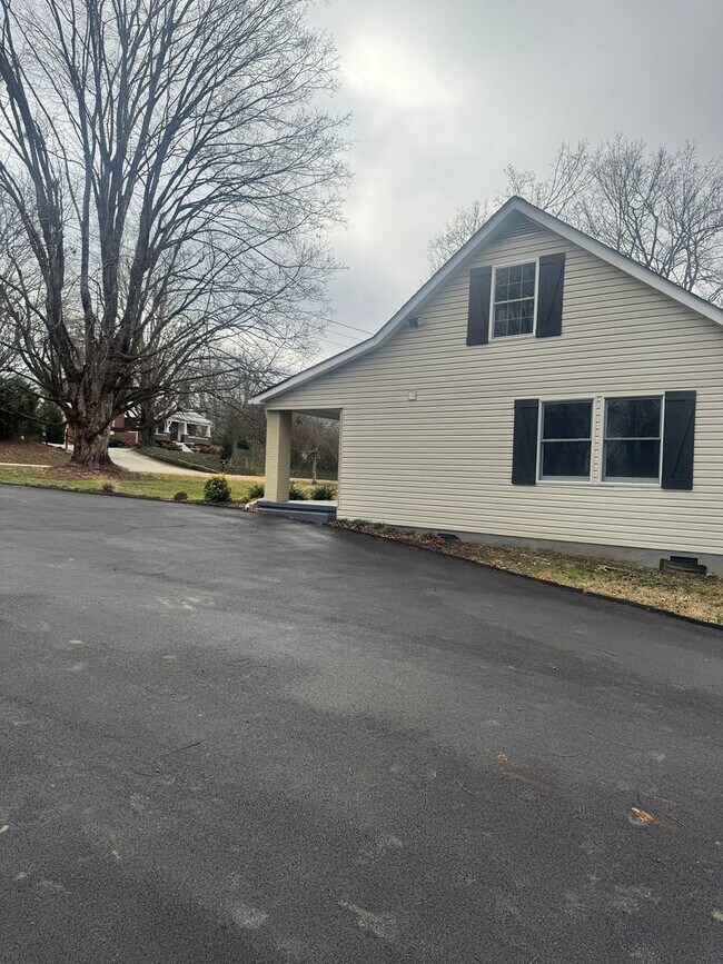 Building Photo - 4 bedroom 2.5 bath with large yard and in ground pool