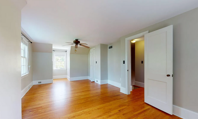 Building Photo - Charming 3-Bed Home with Modern Updates & ...