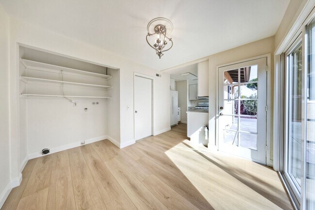 Building Photo - Charming 55+ Fully Remodeled 2 Br. 1 Ba. Duplex - Sunny Hills