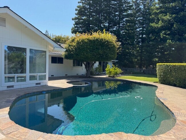 Building Photo - Single level home with pool in Whitegate c...