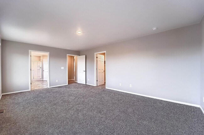 Building Photo - Gorgeous 4 bed, 3 bath, loft and an office!