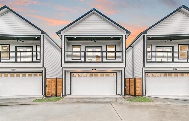 Building Photo - 1028 Melneeka Ln