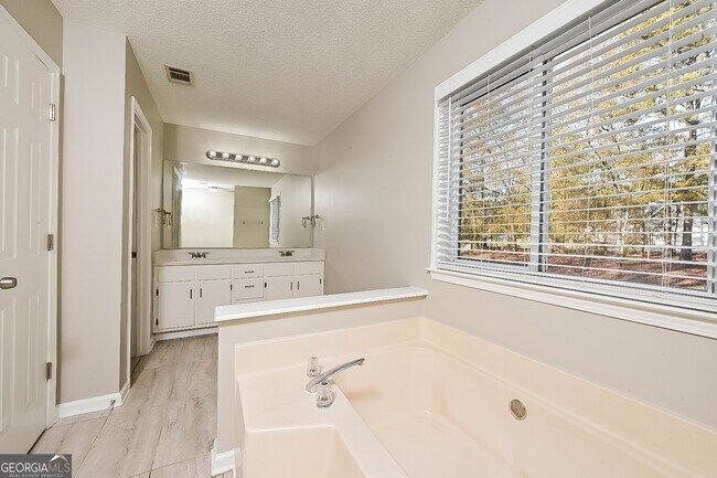 Building Photo - 310 Lakefront Dr