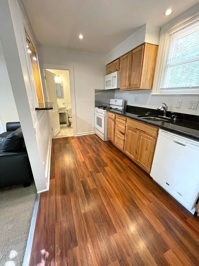 Building Photo - 413 W Liberty St