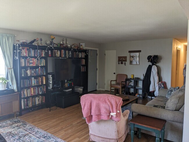 Building Photo - Cherry St Duplex