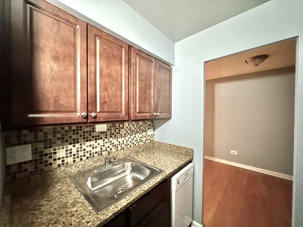 Building Photo - 5820 N Sheridan Rd