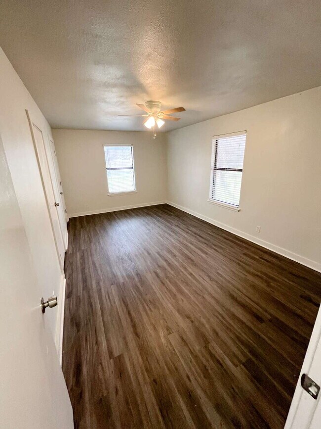 Building Photo - Adorable, Renovated 3/1 House with a Large Metal Shop