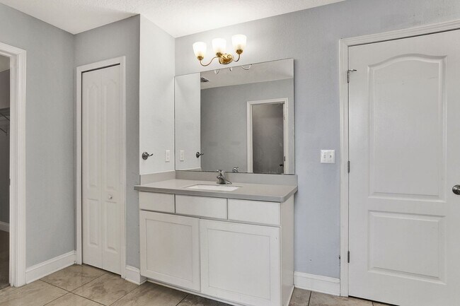 Building Photo - Beautiful 5/4 Home with Over 4k sqft, Fenced in Yard & 3 Car Garage! Pet friendly!