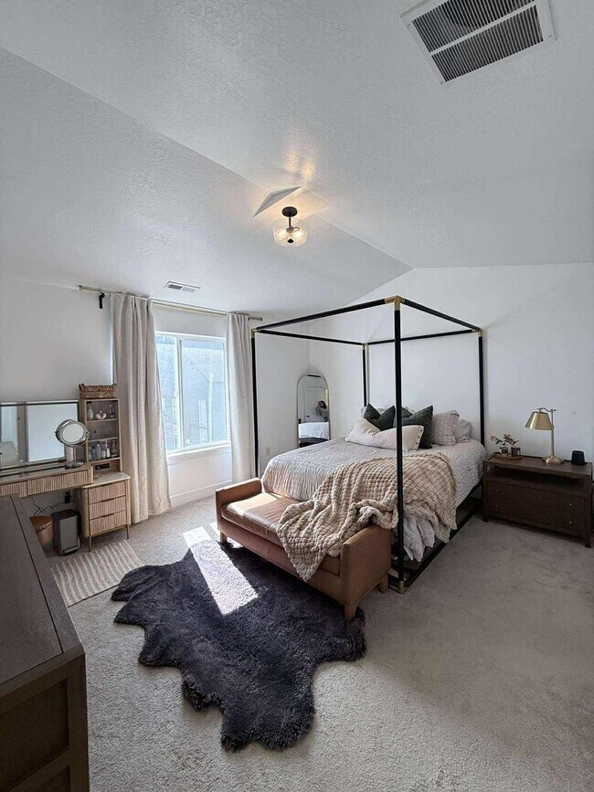 Building Photo - Spacious 4-Bedroom Home for Rent – Prime Location!