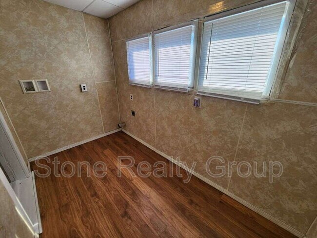 Building Photo - 1100 N 10th St