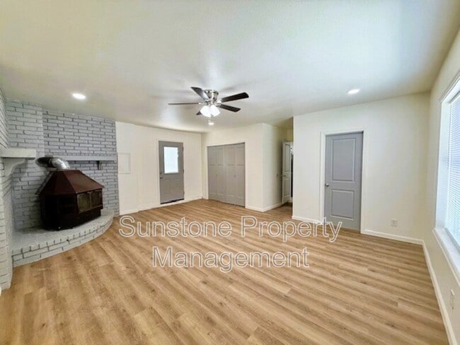 Building Photo - 305 N Dogwood St