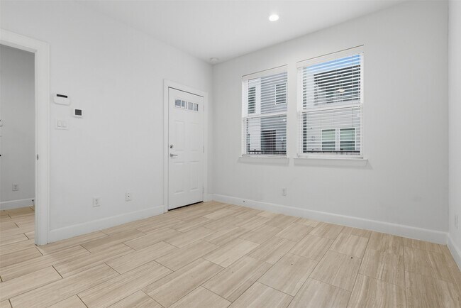 Building Photo - 2709 Clinton Dr