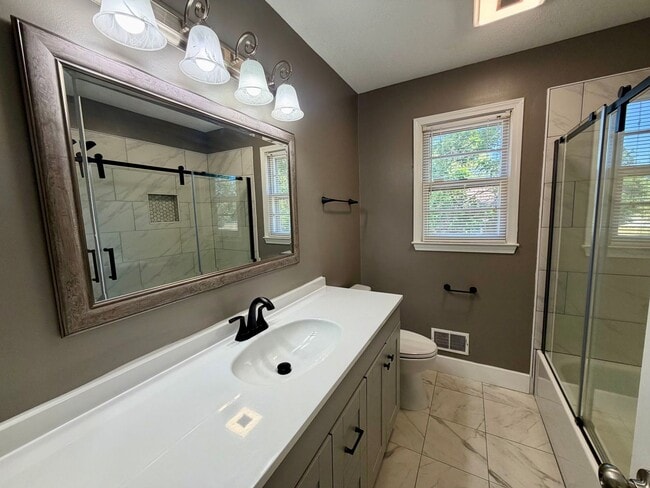 Building Photo - Minutes from Shaw AFB!