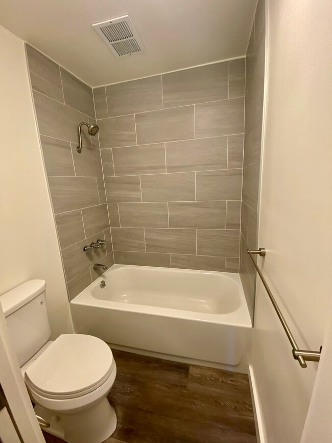 Building Photo - 540 Elm St