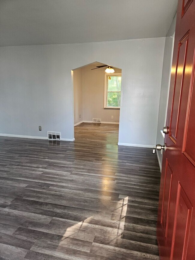 Building Photo - 2 bed/ 1 bath Duplex