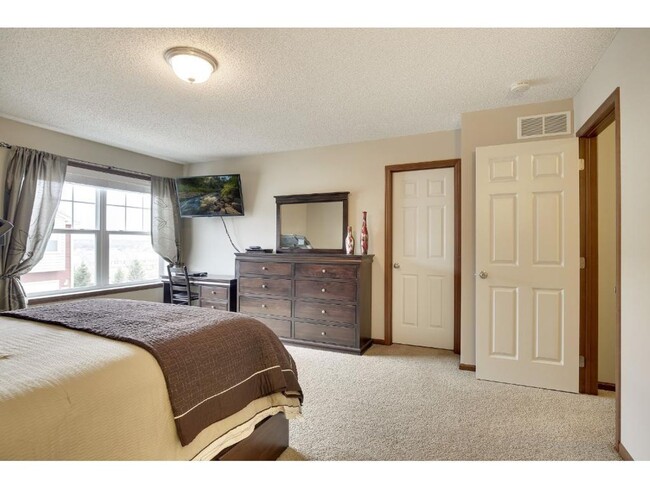 Building Photo - Pristine Woodbury 3 Bedroom Townhouse - Cl...