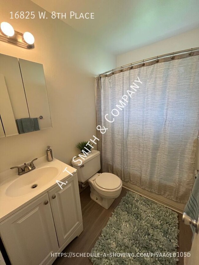 Building Photo - Pet Friendly Golden 2 bed 1 bath with Wash...