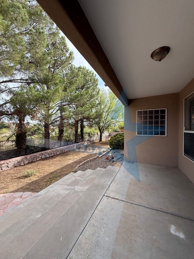 Building Photo - Spacious 3-Bedroom Home Off Roadrunner!