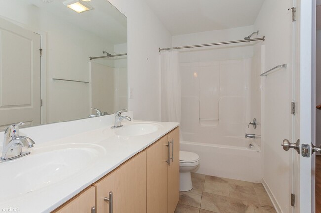 Building Photo - 4 br, 3.5 bath House - 866 Estes St