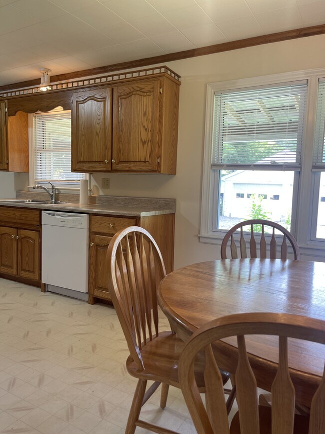 Building Photo - 3 bedroom, 2 bath 15 MINUTES  to Asheville...