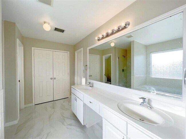 Building Photo - 18102 Red Oak Manor Ln