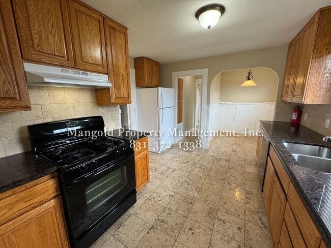 Building Photo - Great Home Located In New Monterey Neighbo...
