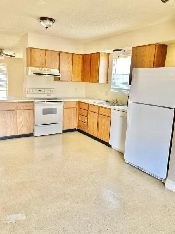 Building Photo - 725 Chaparral Cir