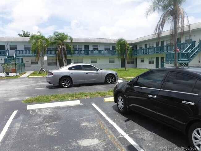 Building Photo - 1045 NE 39th Dr