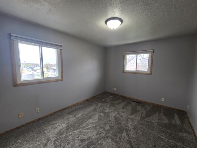 Building Photo - 811 W 3rd St