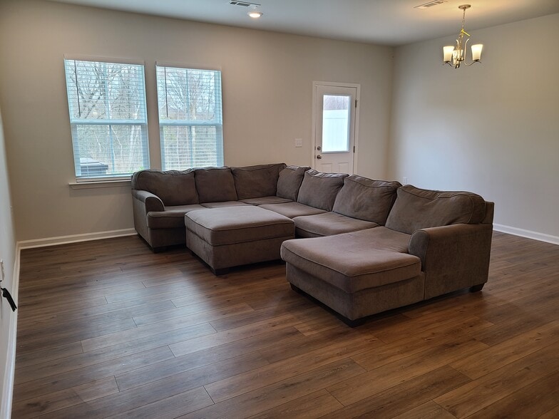 Building Photo - 806 Falls Grove Trl