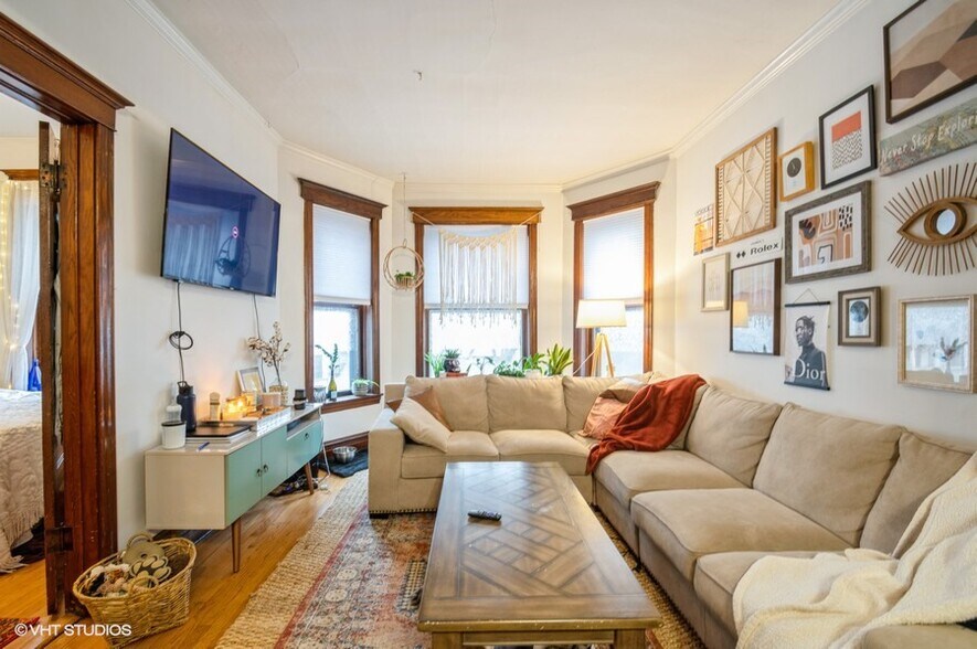 Living room - 1233 W Newport Ave