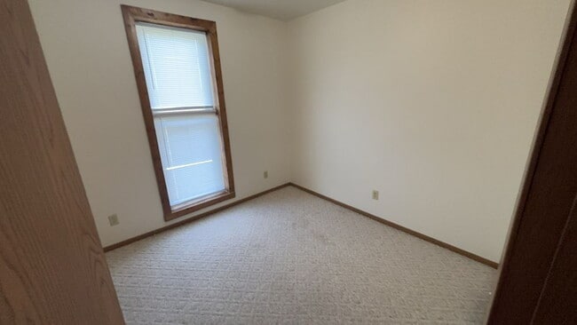 Building Photo - 2 bedroom in proximity to UWEC and downtown - 9 Month Lease!