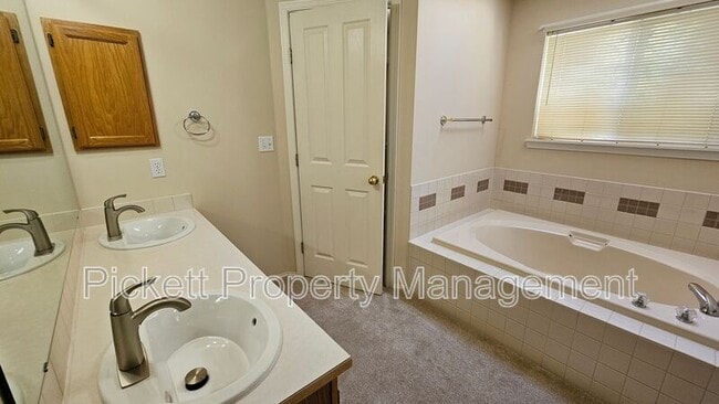 Building Photo - 6453 Grand Pine Loop NE