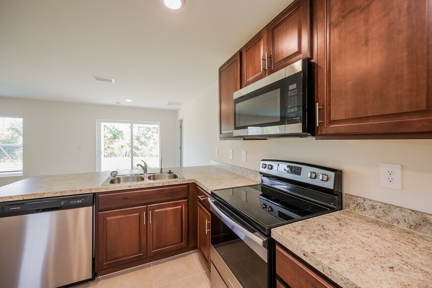 Building Photo - 548 Woodview Dr