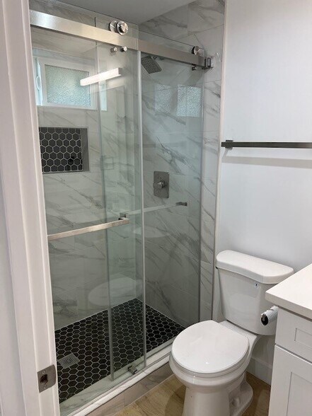 Bath - 2407 Abbot Kinney Blvd