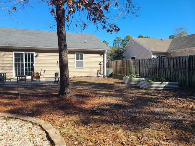 Building Photo - 3 Bedroom, 2 bath home located in The Land...