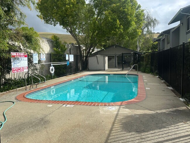 Building Photo - 2 Bed (Both are Master-Suites) and 2.5 Bat...