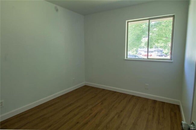 Building Photo - Move-in Ready!