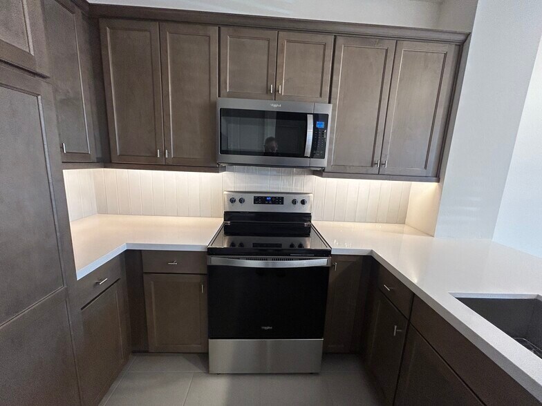 Building Photo - 2121 W Sonoran Desert Dr