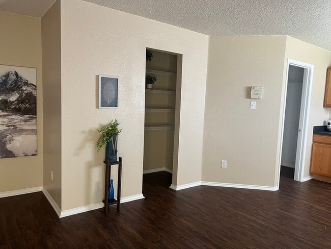 Building Photo - BURLESON 3/2/1 HOME