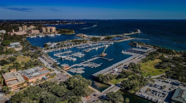 Building Photo - 833 1st St NE